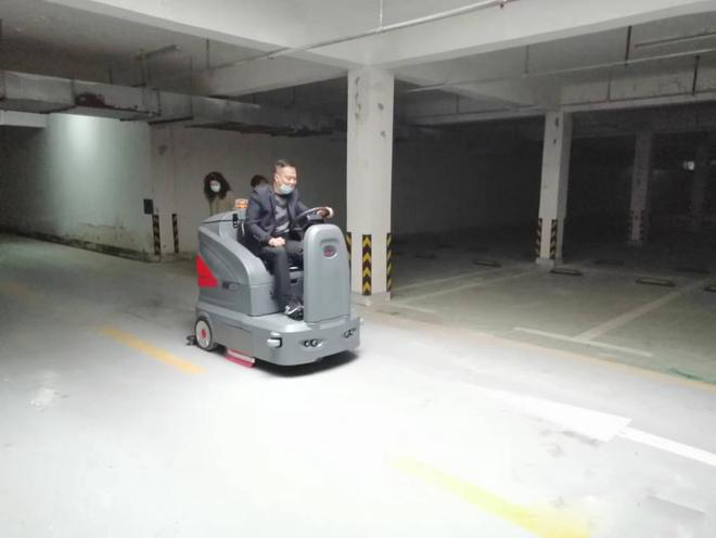 高雄小区物业保洁不用人力改用驾驶式洗地机了